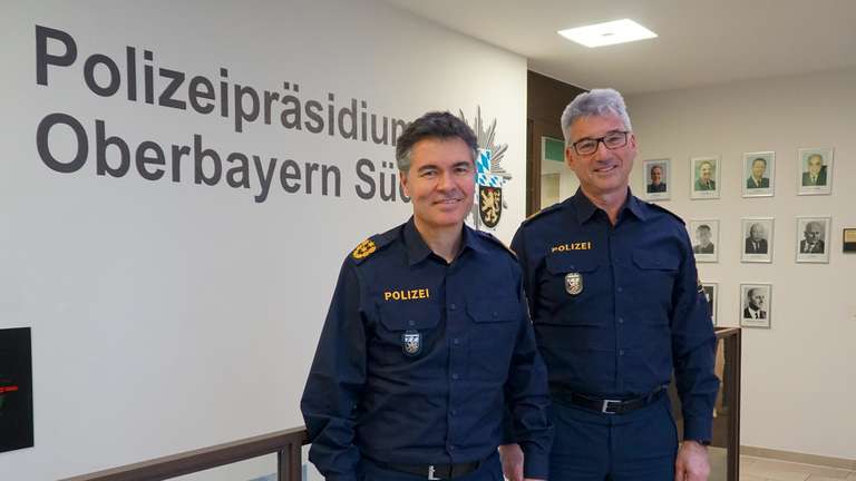 36513140-legen-grossen-wert-auf-eine-fluessige-uebergabe-manfred-hauser-und-frank-hellwig-36akvvUyLK70